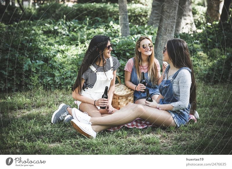 Drei schöne junge Frauen feminin Junger Mann Jugendliche Erwachsene Freundschaft Körper 3 Mensch 18-30 Jahre Pflanze Schönes Wetter Baum Park Mode Hut Lächeln
