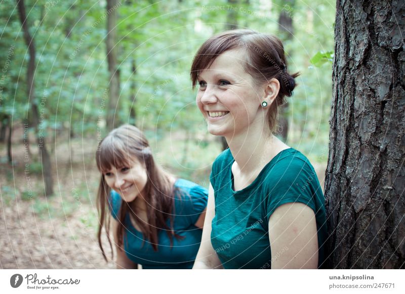 mädchen lach(t) doch mal Glück feminin Junge Frau Jugendliche Erwachsene 2 Mensch 18-30 Jahre Umwelt Natur Baum Feld beobachten Lächeln lachen frech