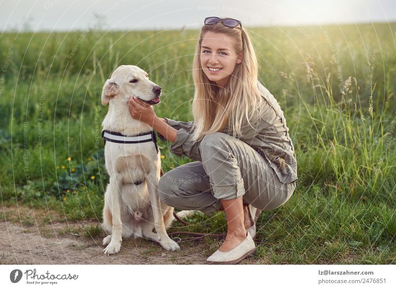 Glücklicher lächelnder Hund mit seinem hübschen jungen Besitzer Lifestyle Freude schön Freizeit & Hobby Spielen Sommer Frau Erwachsene Freundschaft 1 Mensch