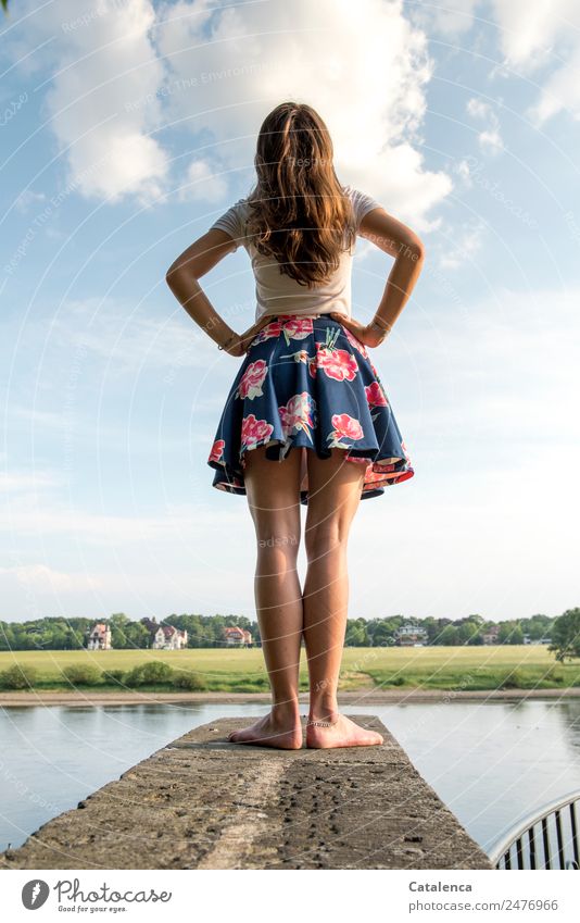 Was wenn ... | Gedankenspiel. Steht die junge Frau an der Elbe und schaut in den Himmel Ausflug Sommer feminin 1 Mensch Landschaft Wasser Wolken Schönes Wetter