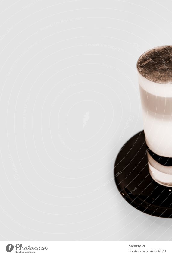 latte macchiato Latte Macchiato Milchkaffee Espresso süß weiß braun Alkohol Glas genießen Detailaufnahme Untertasse Kaffeeschaum Kaffeetasse Textfreiraum links