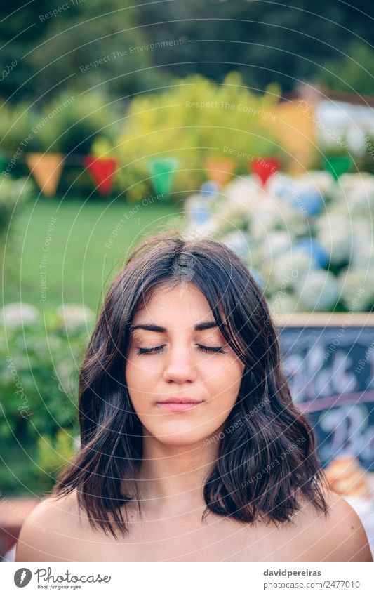 Porträt einer Frau mit geschlossenen Augen im Garten Lifestyle schön ruhig Meditation Freizeit & Hobby Sommer Tafel Mensch Erwachsene Natur Fahne Lächeln