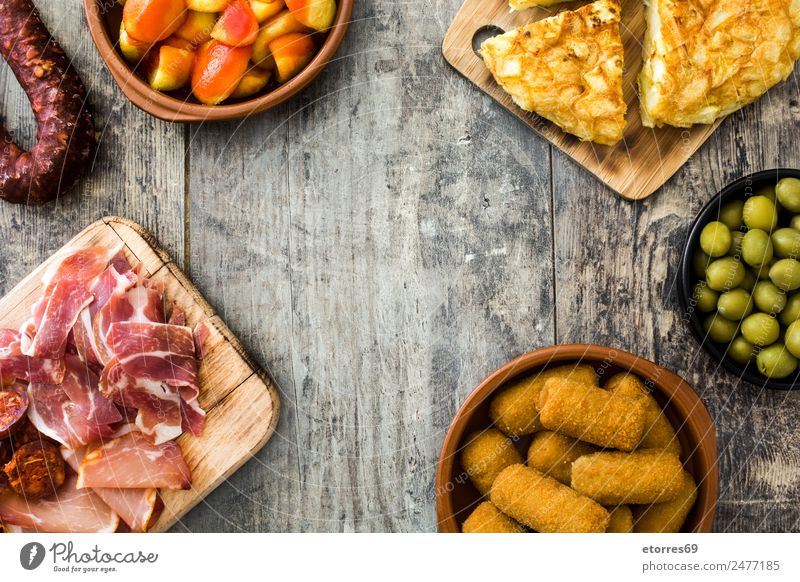Traditionelle spanische Tapas von oben gesehen Lebensmittel Wurstwaren Käse Schalen & Schüsseln Gesunde Ernährung Tisch Holz lecker Spanisch patatas bravas