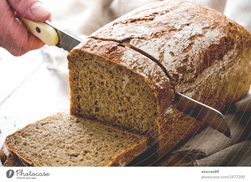 Mann beim Brotschneiden Lebensmittel frisch Gesundheit braun Hand Messer Teigwaren Mehl Schneidewerkzeug gebastelt Auflauf Snack aufgeschnitten Farbfoto