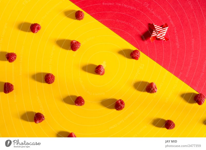 Frische Himbeeren auf gelbem und rotem Hintergrund Frucht Dessert Ernährung Vegetarische Ernährung Diät Schalen & Schüsseln Sommer Natur frisch lecker natürlich