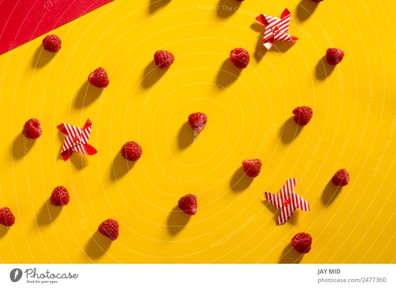 Frische Himbeeren auf gelbem und rotem Hintergrund Lebensmittel Frucht Ernährung Sommer frisch Gesundheit Farbfoto Menschenleer