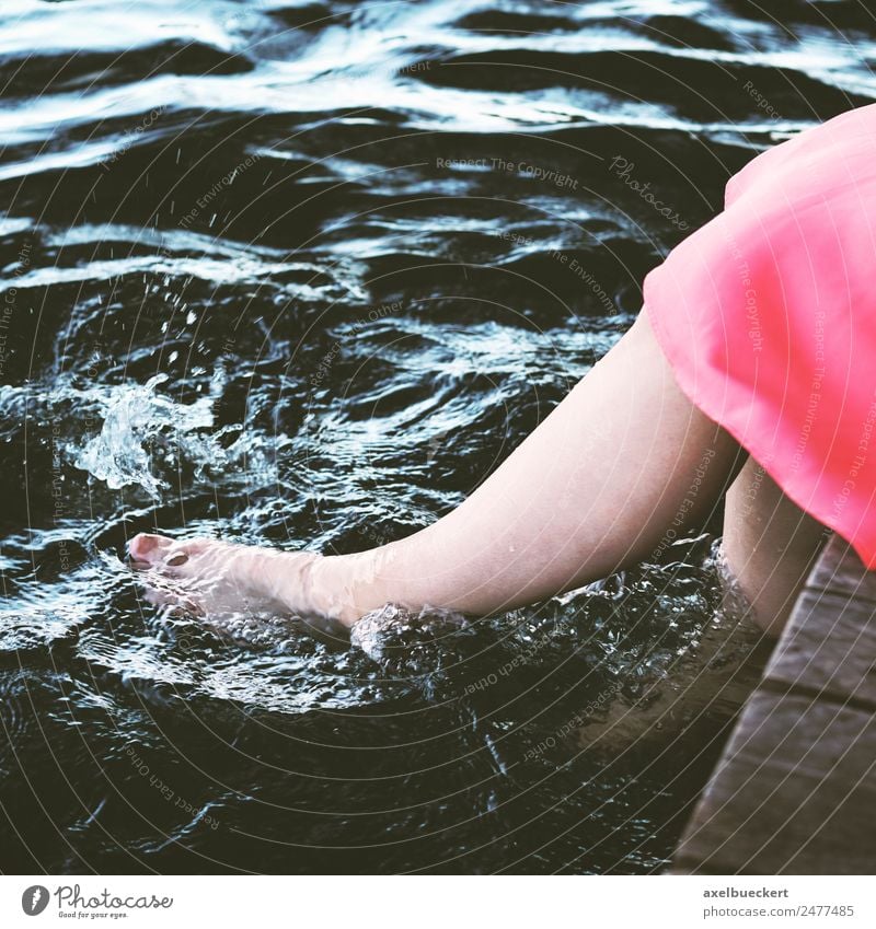 Füße baumeln im Wasser Lifestyle Freude Leben Erholung Schwimmen & Baden Freizeit & Hobby Mensch feminin Junge Frau Jugendliche Erwachsene Beine Fuß 1