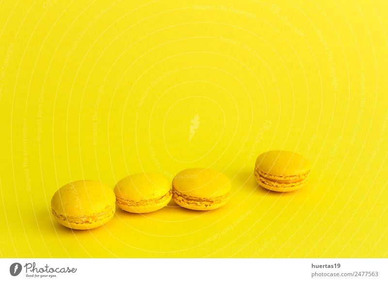 Köstliches Makkaron mit gelbem Hintergrund Lebensmittel Dessert Frühstück lecker sauer Farbe Macaron vereinzelt Kuchen süß farbenfroh Französisch Biskuit