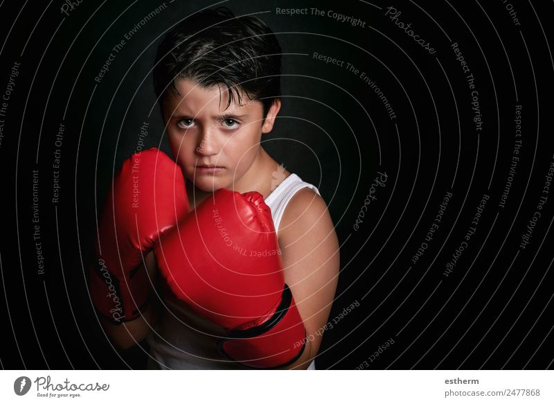 kleiner Junge mit Boxhandschuhen Lifestyle Sport Kampfsport Erfolg Mensch Kind Kindheit 1 8-13 Jahre Fitness Aggression sportlich rebellisch stark Wut Kraft