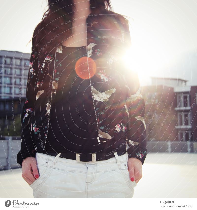 o feminin Junge Frau Jugendliche Erwachsene 18-30 Jahre stehen Vogel Jacke Tasche Blendenfleck Parkhaus Himmel Haus Sonnenuntergang Wärme Sonnenstrahlen