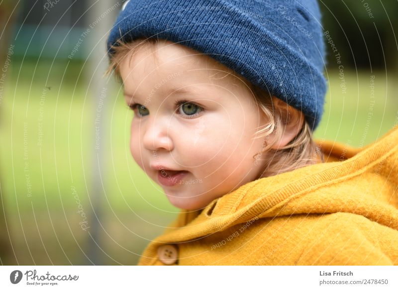 Kleinkind mit Mütze Kindererziehung Mädchen 1 Mensch 1-3 Jahre beobachten Blick natürlich blau gelb Zufriedenheit Freizeit & Hobby Kindheit Konzentration