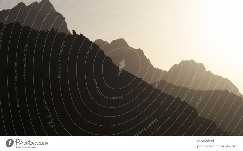 Gebirgssilhouette Erholung Meditation Ferien & Urlaub & Reisen Berge u. Gebirge Klettern Bergsteigen Natur Landschaft Wolkenloser Himmel Sonnenaufgang