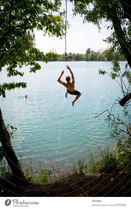 Jugendliche beim Badespaß am Baggersee, Urlaub zuhause. Sprung ins Wasser Schwimmen & Baden Lebensfreude Sommer maskulin Junger Mann Freundschaft 2 Mensch