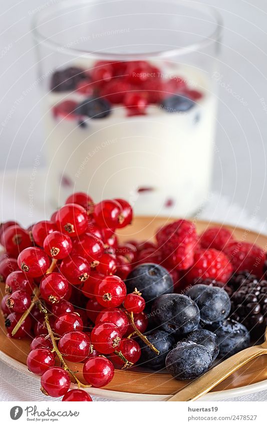 Joghurt mit Beeren, Heidelbeeren und Himbeeren Lebensmittel Milcherzeugnisse Gemüse Frucht Dessert Frühstück Abendessen Diät Glas Gesundheit Zeitung Zeitschrift