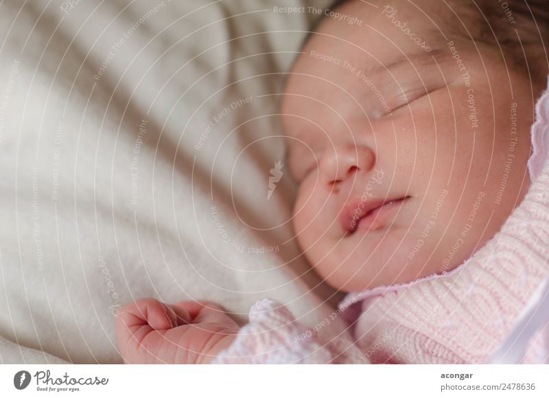 Schönes Neugeborenes schläft friedlich ein. Lifestyle elegant Mensch feminin Kind Baby Mädchen Kindheit Gesicht 1 0-12 Monate Lächeln schlafen Glück Gefühle