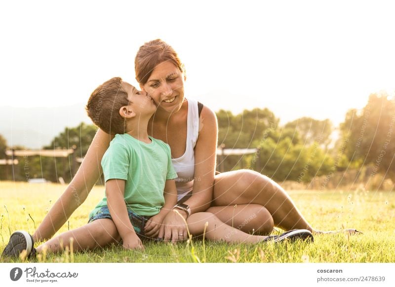 Kleiner Junge, der seine Mutter im Sommer auf einem Feld küsst. Lifestyle Ferien & Urlaub & Reisen Muttertag Mensch feminin Kind Baby Kleinkind Frau Erwachsene