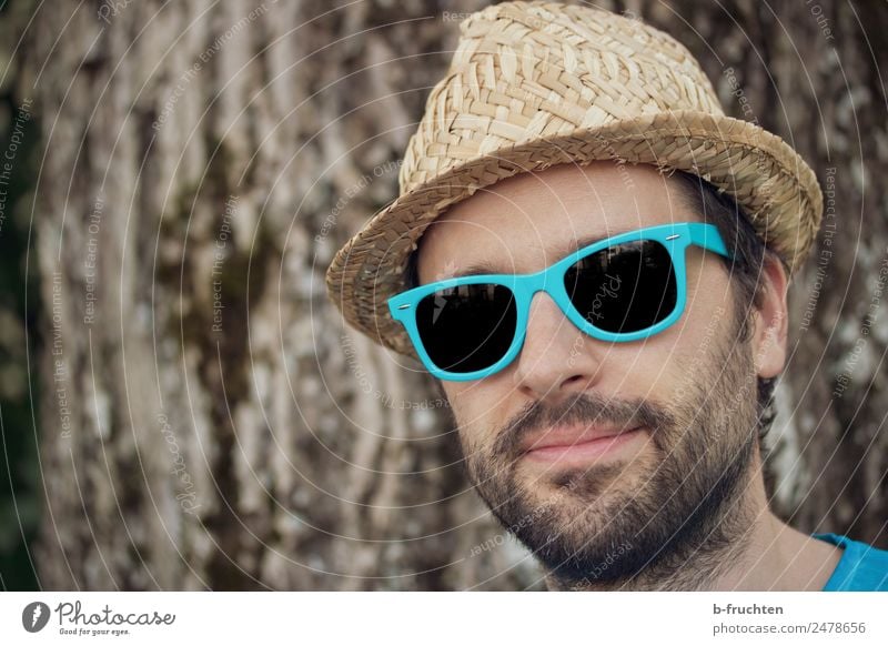 Mann mit Sonnenbrille und Hut Ferien & Urlaub & Reisen Sommer wandern Erwachsene Gesicht Bart Erholung Freude türkis Porträt Urlaubsfoto Baum Baumstamm
