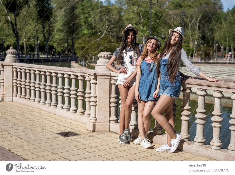 Drei wunderschöne junge Mädchen Mensch feminin Junge Frau Jugendliche Erwachsene Freundschaft Körper 3 13-18 Jahre Pflanze Schönes Wetter Baum Park Mode Hut
