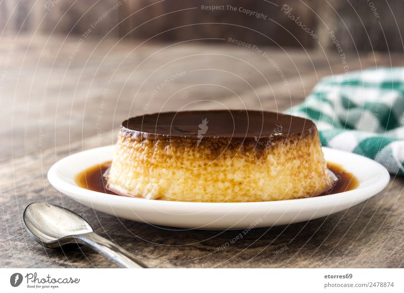 Creme-Karamell. Eierpudding auf Holzuntergrund Sahne Pudding Französisch Franzosen Dessert Vanille Vanillepudding süß Bonbon Kuchen lecker Zucker