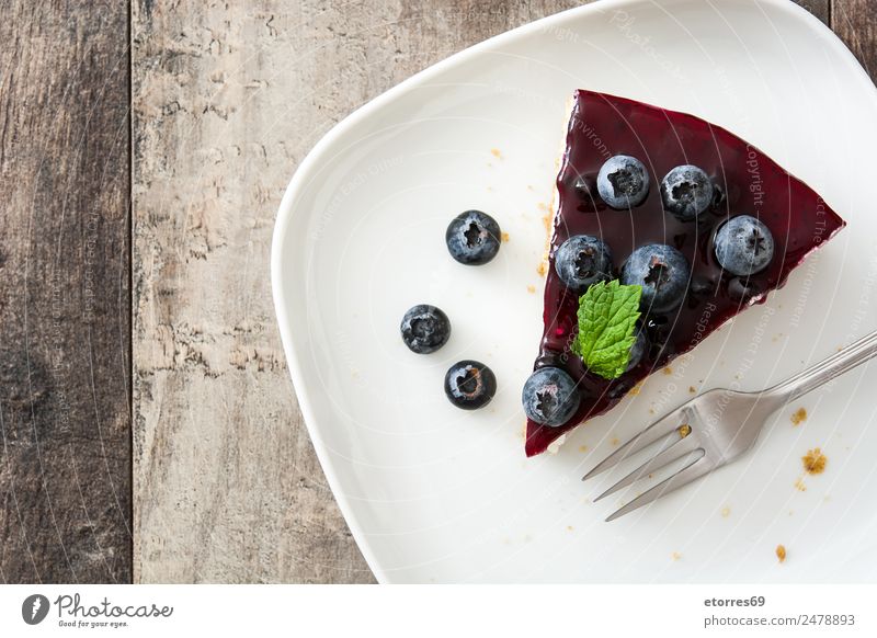 Stück Heidelbeer-Käsekuchen auf Holztisch Lebensmittel Frucht Kuchen Dessert Gesunde Ernährung Tisch süß Käsescheibe Blaubeeren Pasteten Backwaren Bonbon