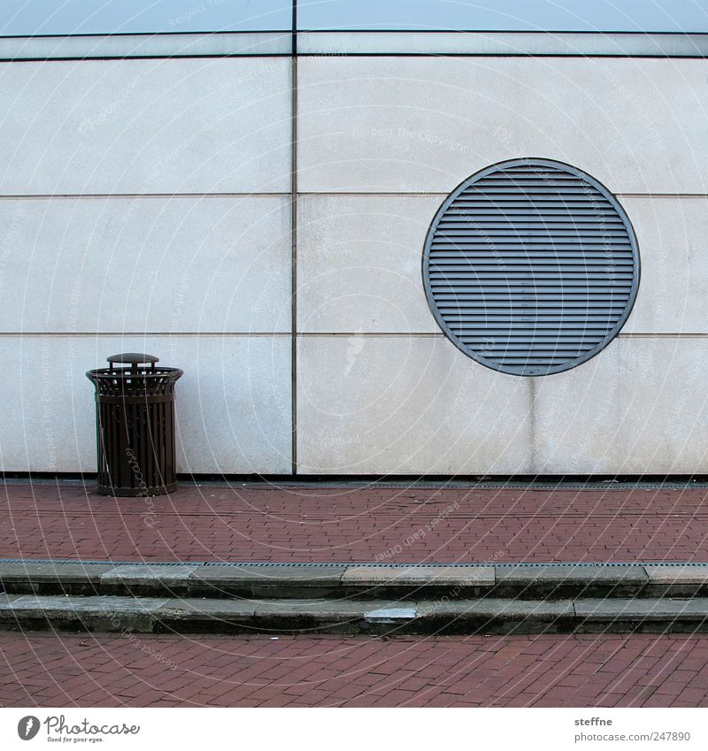 Kontrapunkt Gebäude Architektur ästhetisch trist Lüftungsschlitz Müllbehälter Pflasterweg Wand Kreis graphisch abstrakt Muster Strukturen & Formen