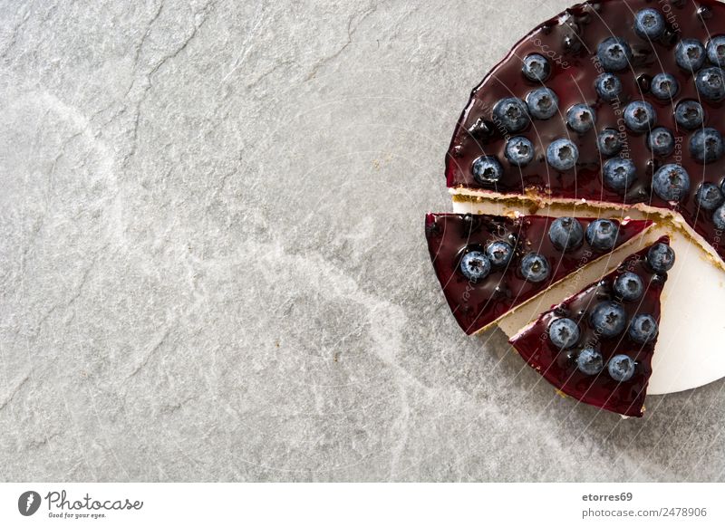 Stück Heidelbeer-Käsekuchen auf grauem Stein Blaubeeren Pasteten Backwaren Kuchen Dessert Frucht süß Bonbon Lebensmittel Gesunde Ernährung Foodfotografie backen