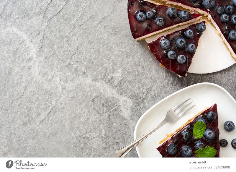 Stück Heidelbeer-Käsekuchen auf grauem Stein Lebensmittel Frucht Kuchen Dessert Gesunde Ernährung süß Blaubeeren Pasteten Backwaren Bonbon Foodfotografie backen