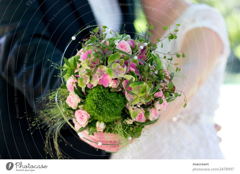 Hochzeit Hochzeitspaar heirat Blumenstrauß strauss Bräutigam Anzug shwarz weiß Ehe grün floristik