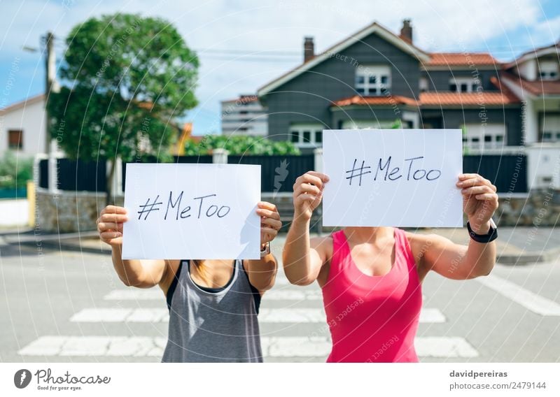 Frauen zeigen Poster mit metoo hashtag Mensch Erwachsene Hand Kino Straße Aggression authentisch Gewalt Metoo ich auch sexuell Belästigung Anschlag Missbrauch