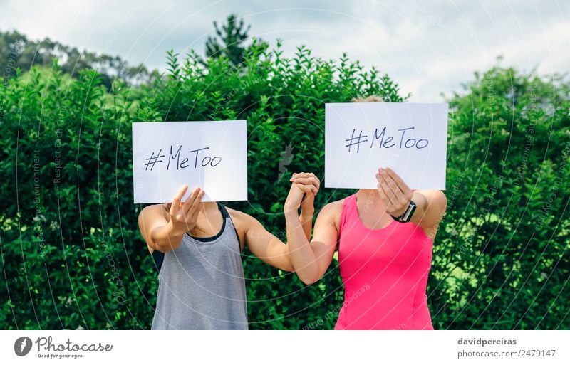 Frauen zeigen Poster mit metoo hashtag Mensch Erwachsene Hand Kino Pflanze Aggression authentisch Gewalt Metoo ich auch abstützen Halt Ermächtigung sexuell