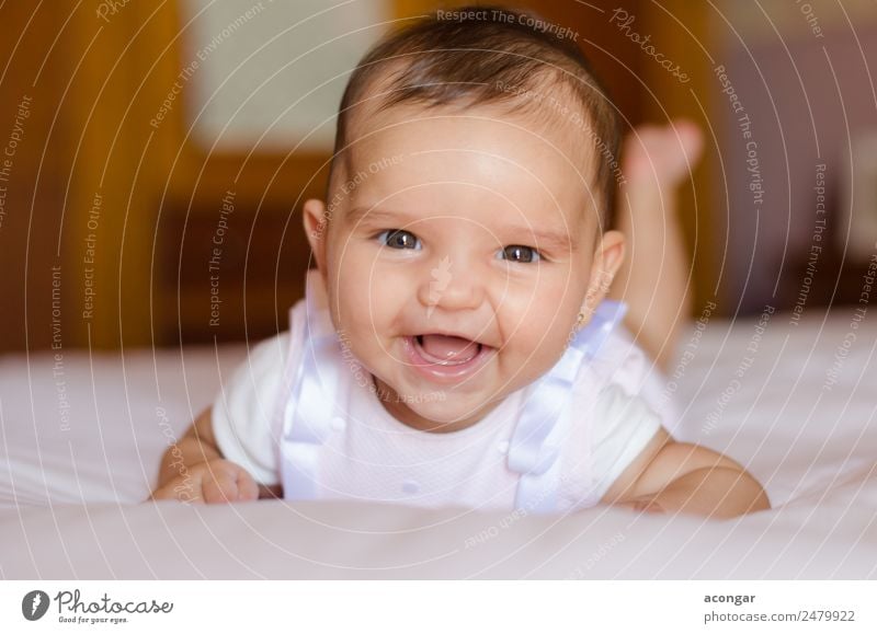 Porträt eines 3 Monate alten Babys, das lächelt. Lifestyle Freude Mensch feminin Mädchen Kindheit Gesicht 1 0-12 Monate Lächeln lachen liegen elegant