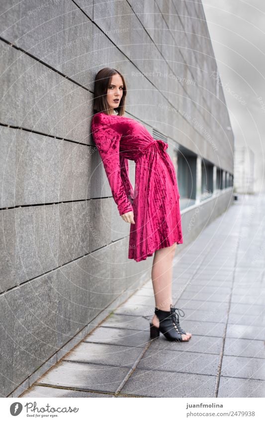 Junges Mädchen posiert im Freien Lifestyle Stil schön Frau Erwachsene 18-30 Jahre Jugendliche Straße Mode Kleid Stadt jung Körperhaltung Model Menschen