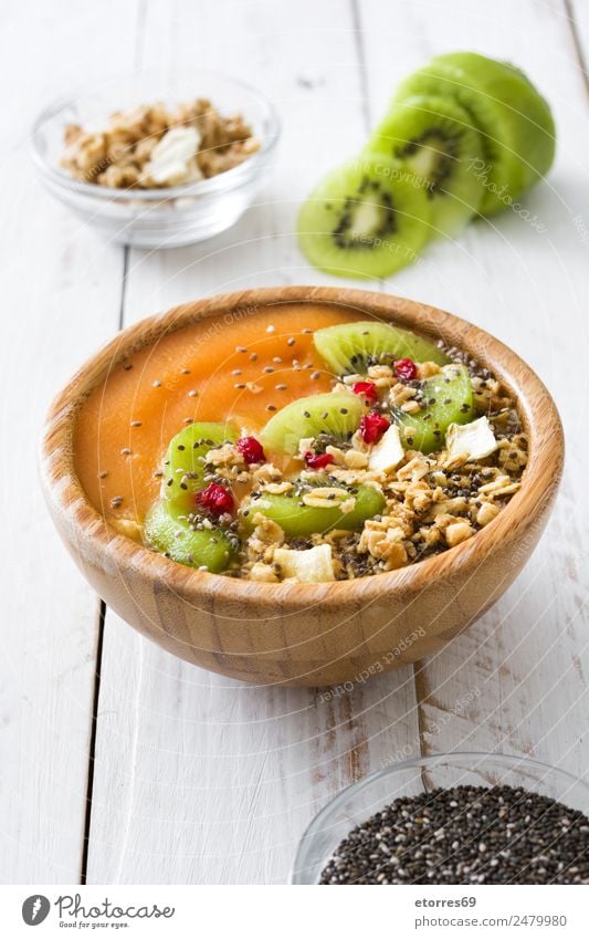 Smoothie mit Obst, Cerealien und Chia auf weißem Holztisch Lebensmittel Joghurt Milcherzeugnisse Gemüse Frucht Ernährung Essen Frühstück Bioprodukte