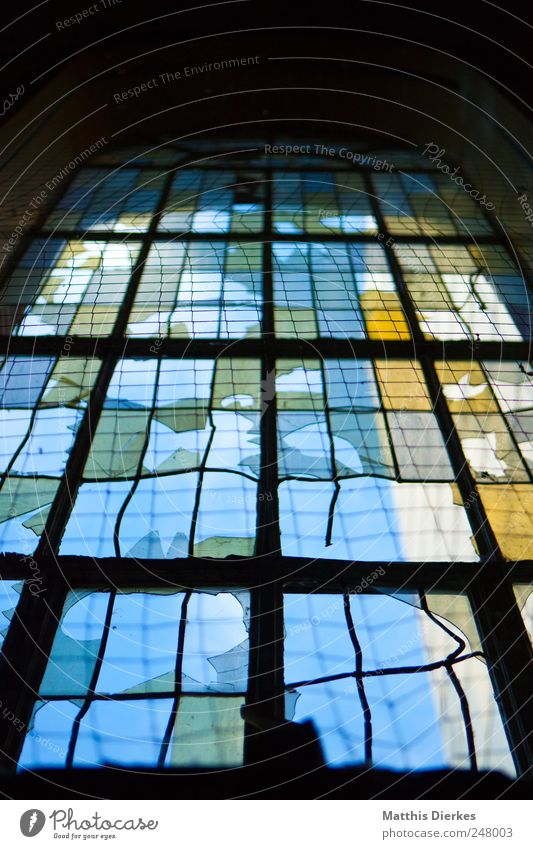 Fenster Menschenleer hässlich Religion & Glaube Kirche Unbewohnt Zerstörung Scherbe Glas Loch Denkmal ausdruckslos alt Kirchenfenster Farbfoto Innenaufnahme