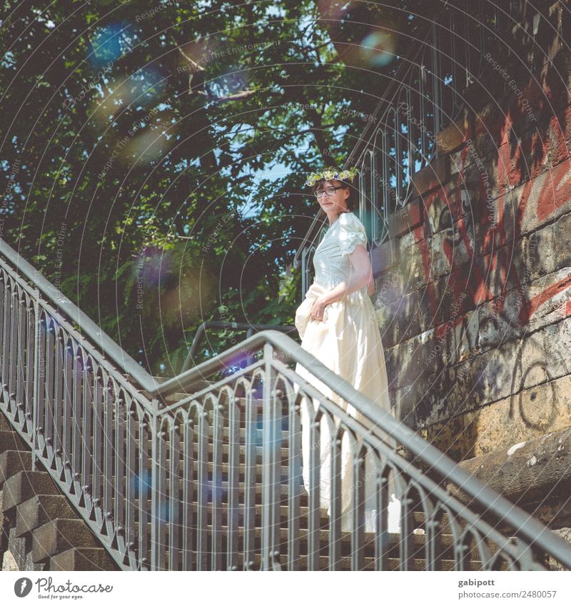 junge Frau steht auf Treppe u um sie herum toben dieSeifenblasen Hochzeit Mensch Junge Frau Jugendliche Erwachsene Leben 1 außergewöhnlich schön Stadt Braut