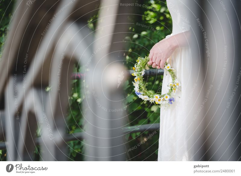 Geländer im Vordergrund für willma Hochzeit feminin Hand Fröhlichkeit Glück natürlich positiv weich mehrfarbig weiß Kranz Blumenstrauß Brautkleid tragen binden