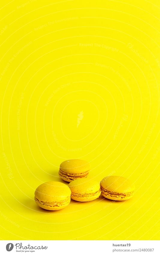 Köstliches Makkaron mit gelbem Hintergrund Lebensmittel Dessert lecker sauer Farbe Macaron vereinzelt Kuchen süß farbenfroh Französisch Biskuit Bäckerei Bonbon