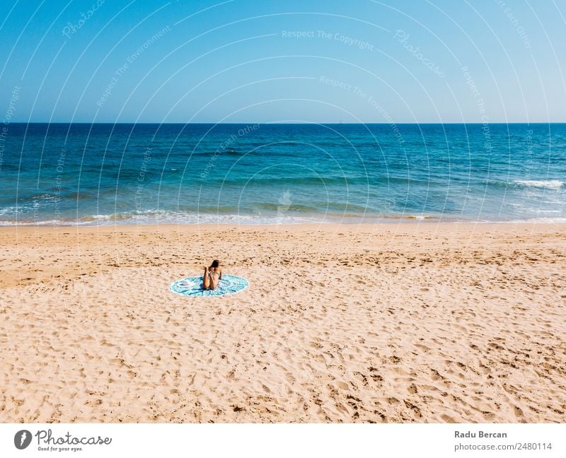 Luftbilddrohne Ansicht der Frau im Badeanzug Bikini Entspannung am Strand Lifestyle exotisch schön Erholung Freizeit & Hobby Ferien & Urlaub & Reisen Abenteuer