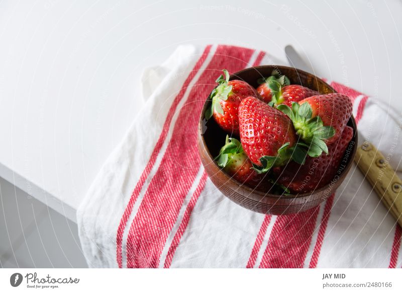 Erdbeeren in Holzschale auf Geschirrtuch Lebensmittel Frucht Dessert Ernährung Frühstück Diät Schalen & Schüsseln Sommer Tisch Menschengruppe frisch lecker