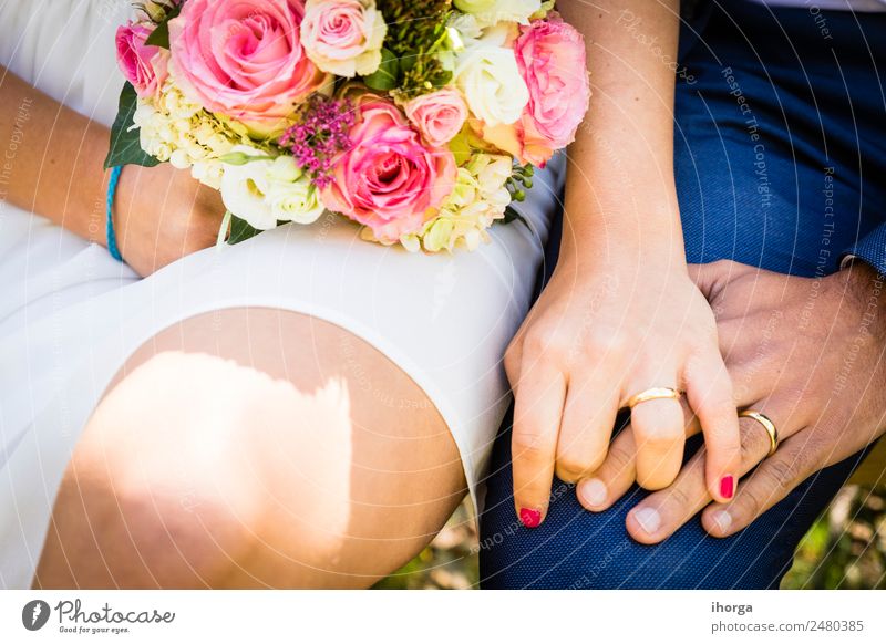 Ein Brautstrauß am Tag der Hochzeit elegant Design schön Feste & Feiern Frau Erwachsene Mann Paar Hand 2 Mensch 18-30 Jahre Jugendliche Natur Pflanze Blume Rose