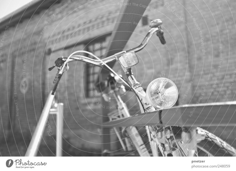Bike Industrieanlage Mauer Wand Verkehr Verkehrsmittel Verkehrswege Fahrzeug Fahrrad Bewegung fahren Geschwindigkeit Beleuchtung Lenker Zaun angelehnt Bremse