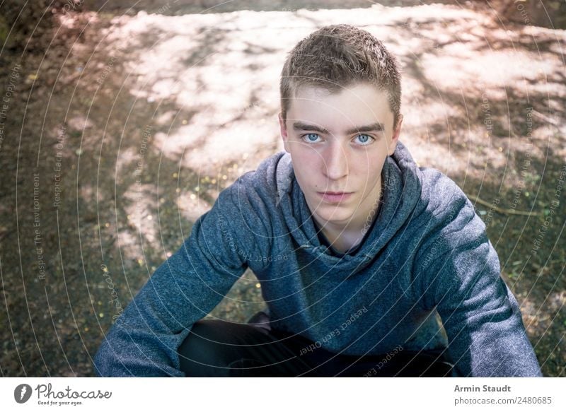 Porträt eines Jugendlichen auf dem Boden sitzend Lifestyle Stil schön Gesicht Leben Sinnesorgane ruhig Ausflug Mensch maskulin Junger Mann 1 13-18 Jahre Natur