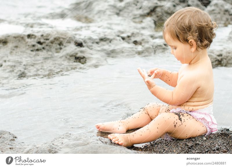 Baby spielt am Strand schön Spielen Ferien & Urlaub & Reisen Sommer Meer Kind Mensch feminin Mädchen 1 0-12 Monate Sand entdecken genießen schwarz Badeanzug