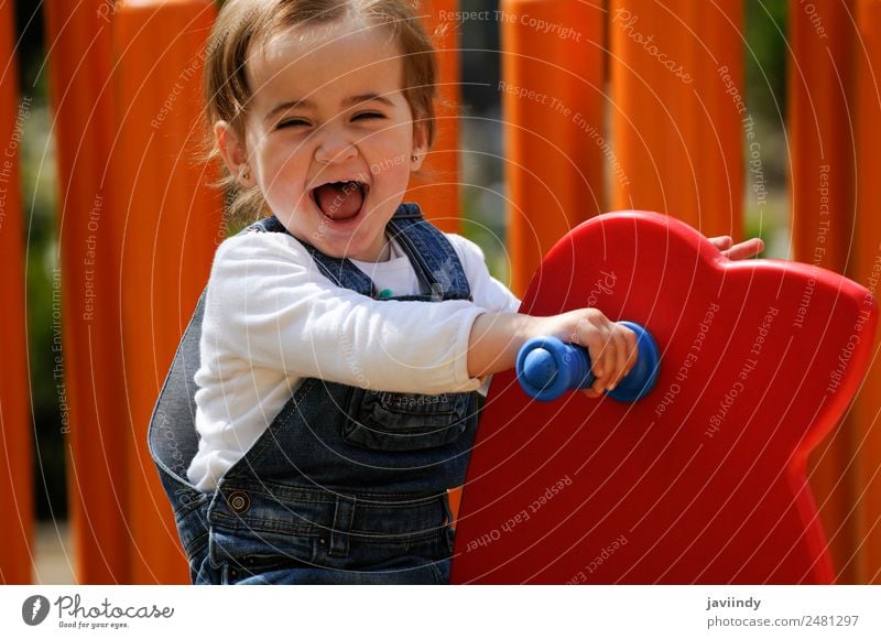 Glückliches kleines Mädchen, das auf einem städtischen Spielplatz spielt. Lifestyle Freude schön Freizeit & Hobby Spielen Sommer Klettern Bergsteigen Kind
