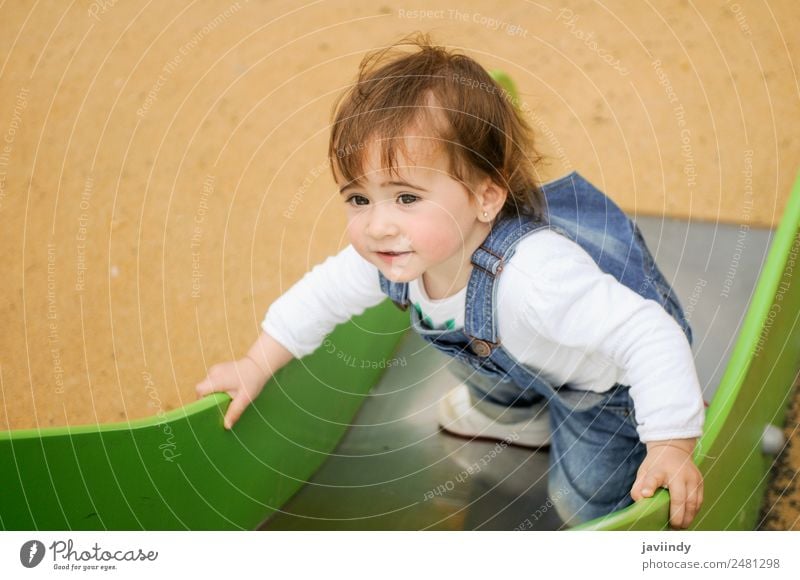 Glückliches kleines Mädchen spielt auf einem städtischen Spielplatz. Lifestyle Freude schön Freizeit & Hobby Spielen Sommer Klettern Bergsteigen Kind Mensch