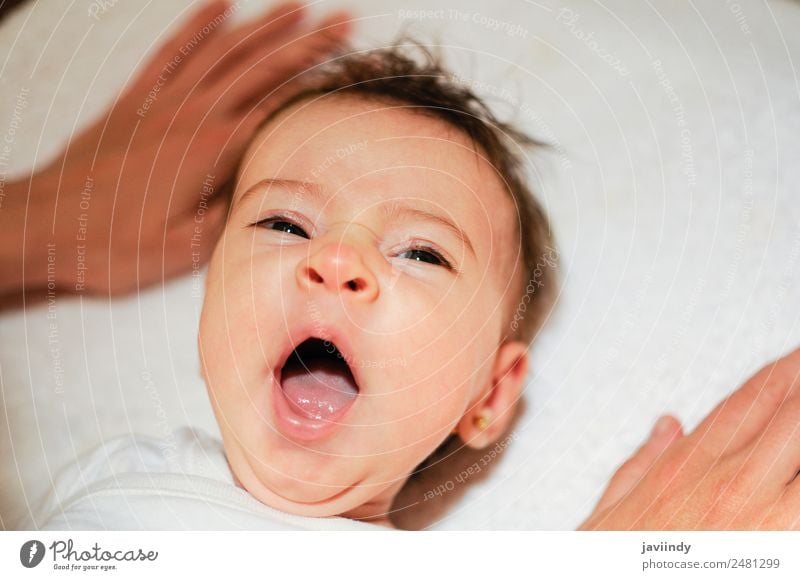 Kleines Mädchen zwei Monate alt gähnend Glück schön Gesicht Leben Kind Mensch feminin Baby Junge Frau Erwachsene Eltern Kindheit 1 0-12 Monate schlafen klein