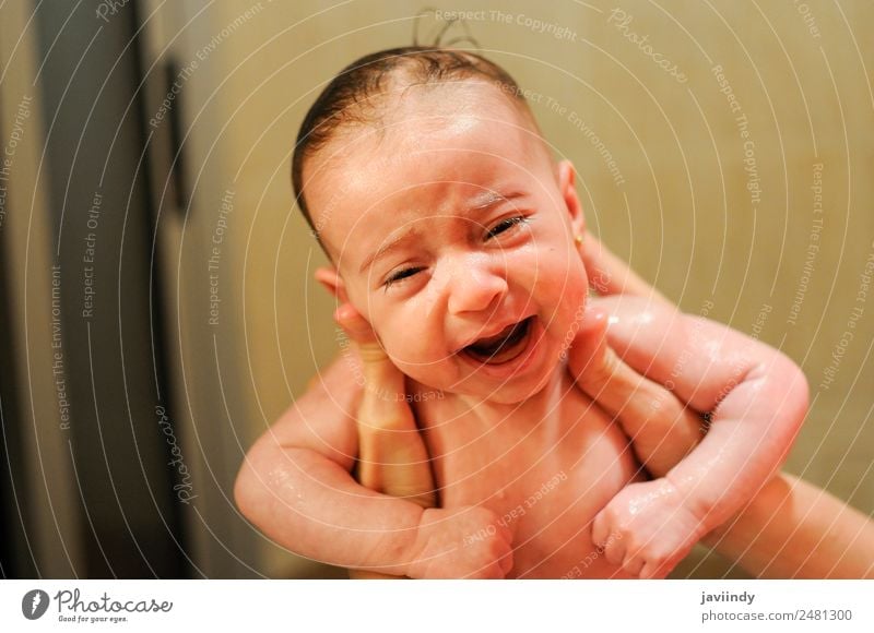 Kleines Mädchen vier Monate alt beim Baden Glück schön Gesicht Leben Badewanne Kind Mensch feminin Baby Eltern Erwachsene Kindheit 1 0-12 Monate schlafen weinen