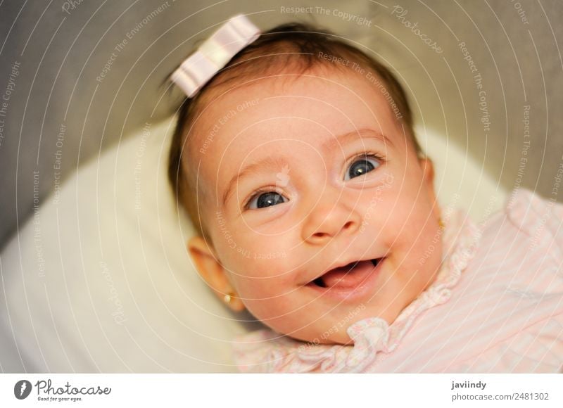 Baby Mädchen zwei Monate alt lächelnd Freude Glück schön Gesicht Leben Kind Fotokamera Mensch Kindheit 1 3-8 Jahre Lächeln lachen Fröhlichkeit klein niedlich
