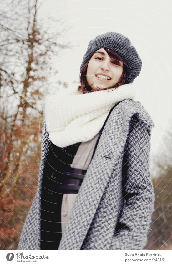 lächeln. feminin Junge Frau Jugendliche Gesicht 1 Mensch 18-30 Jahre Erwachsene Herbst Winter Baum Mode Mantel Schal Mütze brünett Lächeln einzigartig kalt