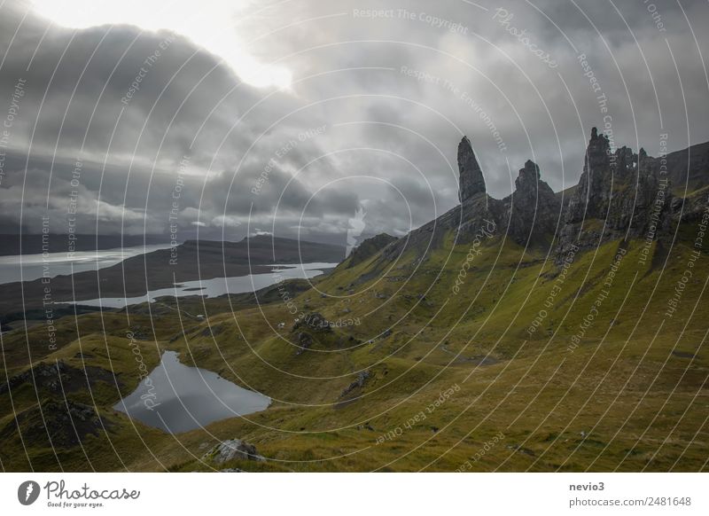 Old Man of Storr in Schottland Landschaft schlechtes Wetter Unwetter Sturm Gras Felsen Berge u. Gebirge Küste Fjord grau grün Unwetterwarnung Großbritannien